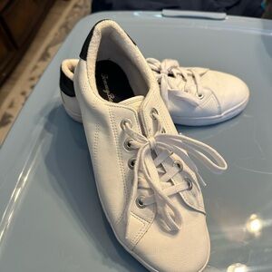 Women's white Tommy Bahama sneakers. sz 8
